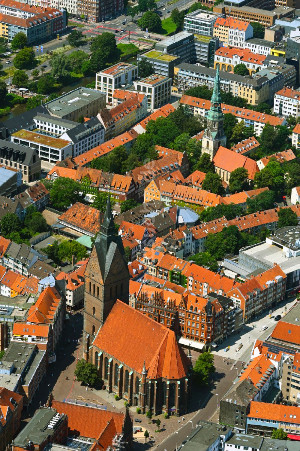 Hannover von oben - Kirchengebäude der Marktkirche am Hanns-Lilje-Platz in Hannover im Bundesland Niedersachsen