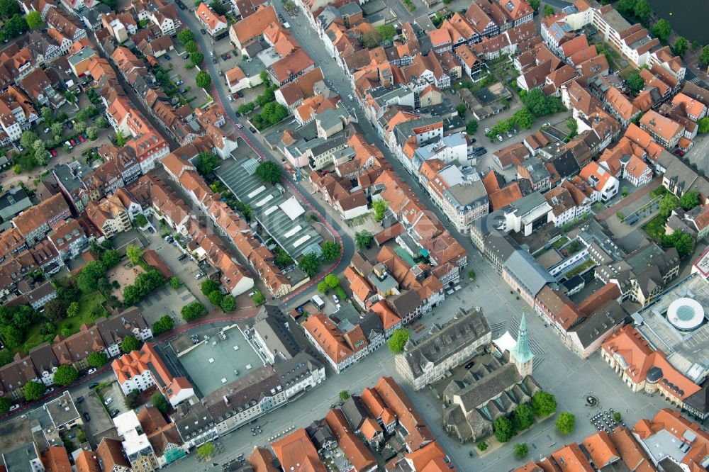 Luftbild Hameln - Kirchengebäude der Marktkirche St. Nicolai am Pferdemarkt im Altstadt- Zentrum in Hameln im Bundesland Niedersachsen, Deutschland