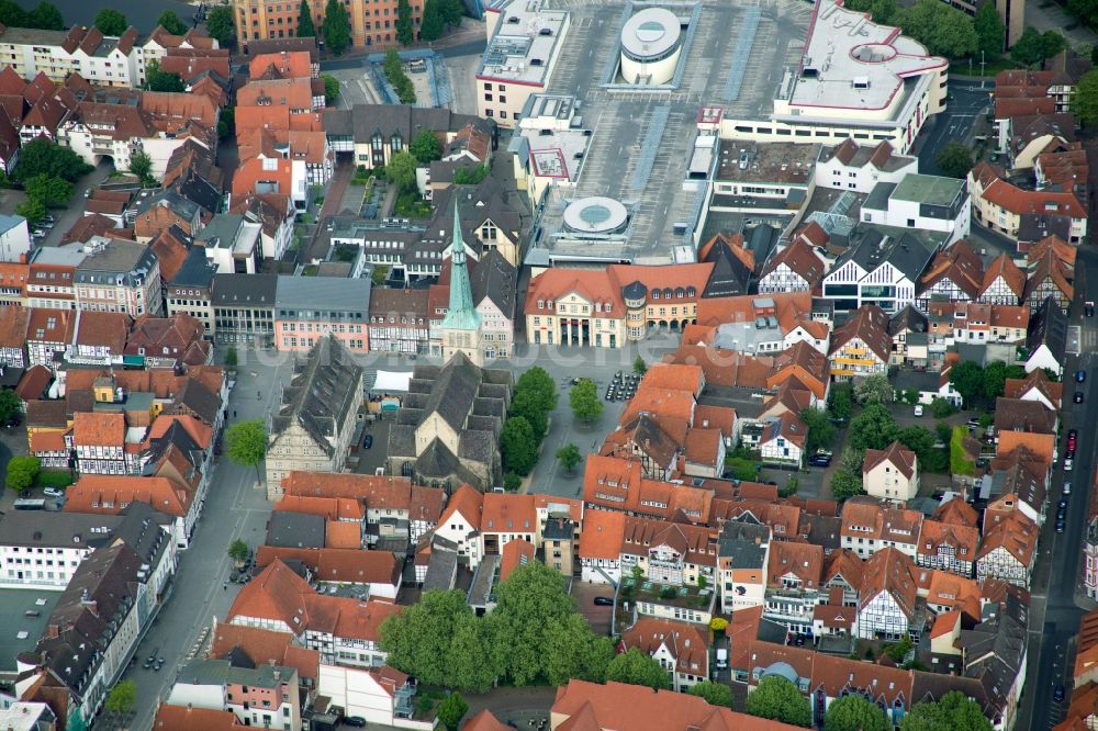 Hameln von oben - Kirchengebäude der Marktkirche St. Nicolai vor der Stadtgalerie im Altstadt- Zentrum in Hameln im Bundesland Niedersachsen, Deutschland