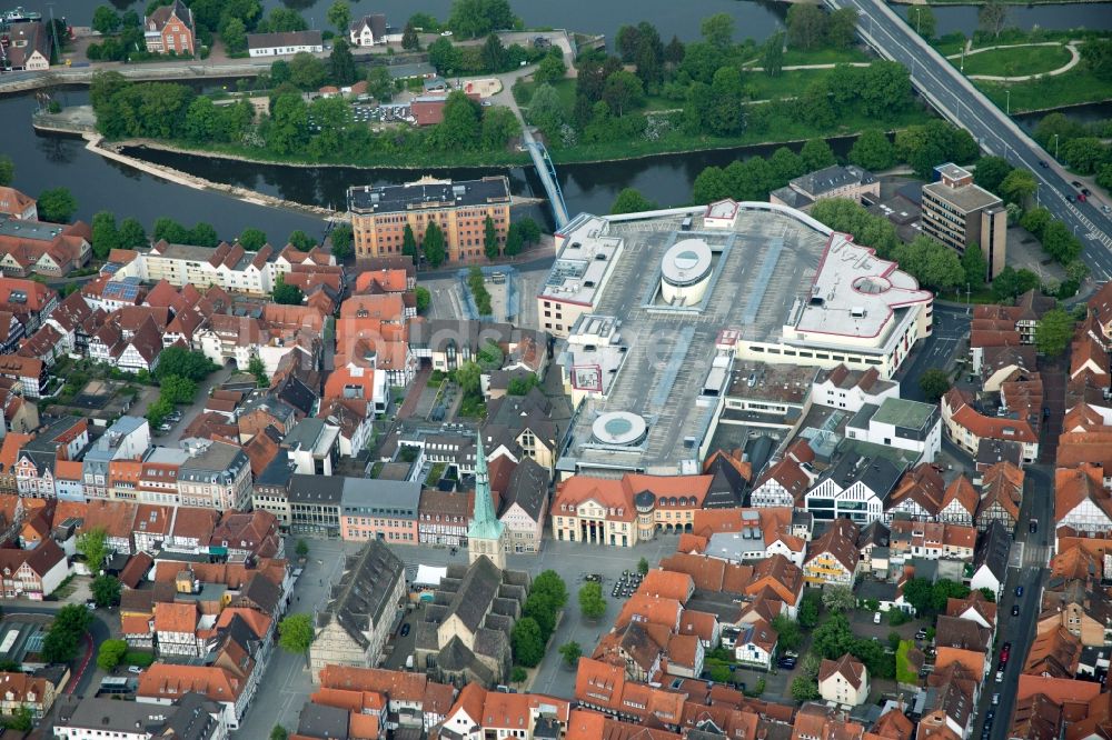 Hameln aus der Vogelperspektive: Kirchengebäude der Marktkirche St. Nicolai vor der Stadtgalerie im Altstadt- Zentrum in Hameln im Bundesland Niedersachsen, Deutschland