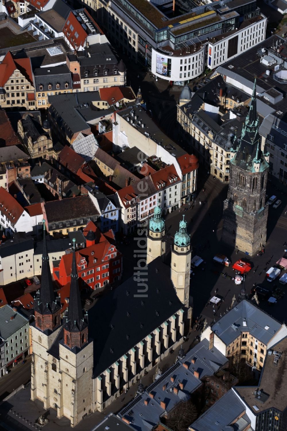 Halle (Saale) von oben - Kirchengebäude Marktkirche Unser lieben Frauen im Altstadt- Zentrum im Ortsteil Mitte in Halle (Saale) im Bundesland Sachsen-Anhalt