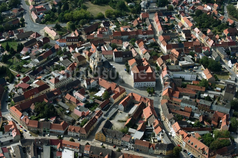 Buttstädt aus der Vogelperspektive: Kirchengebäude am Marktplatz im Altstadt- Zentrum in Buttstädt im Bundesland Thüringen