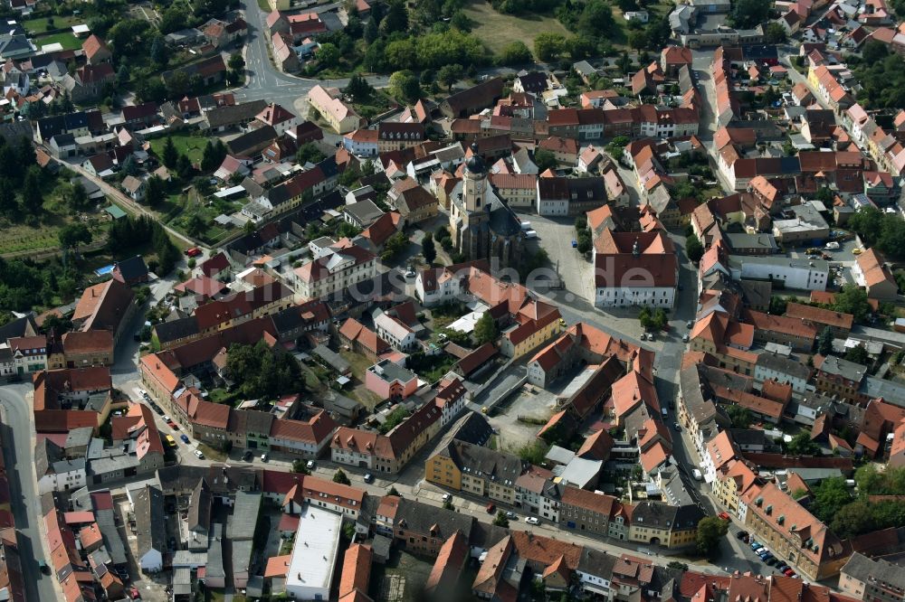 Luftbild Buttstädt - Kirchengebäude am Marktplatz im Altstadt- Zentrum in Buttstädt im Bundesland Thüringen