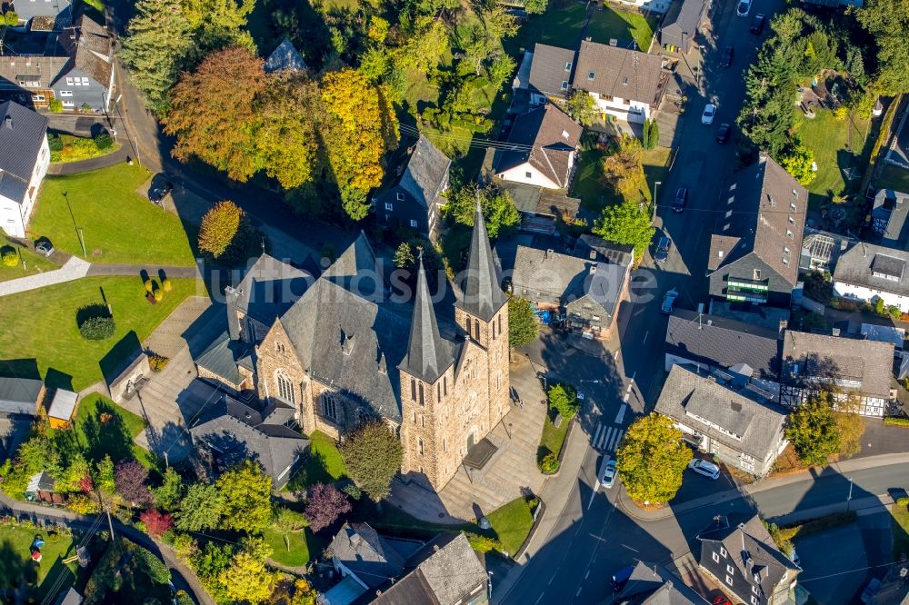 Netphen von oben - Kirchengebäude der St. Martin Kirche in Netphen im Bundesland Nordrhein-Westfalen