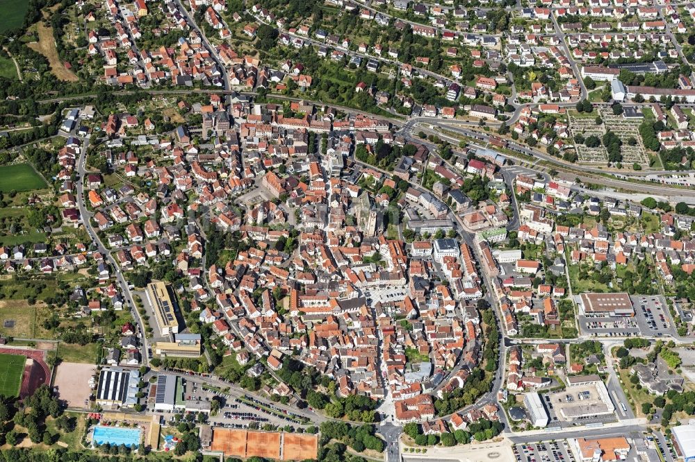 Tauberbischofsheim von oben - Kirchengebäude St. Martin an der St.-Lioba-Straße im Altstadt- Zentrum in Tauberbischofsheim im Bundesland Baden-Württemberg, Deutschland