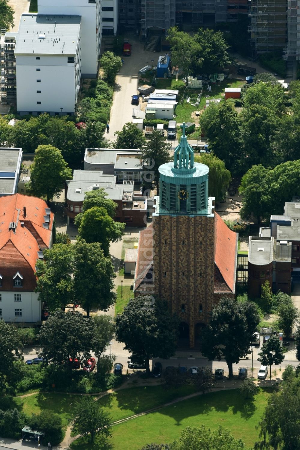 Luftaufnahme Berlin - Kirchengebäude der Martin-Luther-Gedächtnis-Kirche der Evangelischen Kirchengemeinde im Ortsteil Mariendorf in Berlin, Deutschland