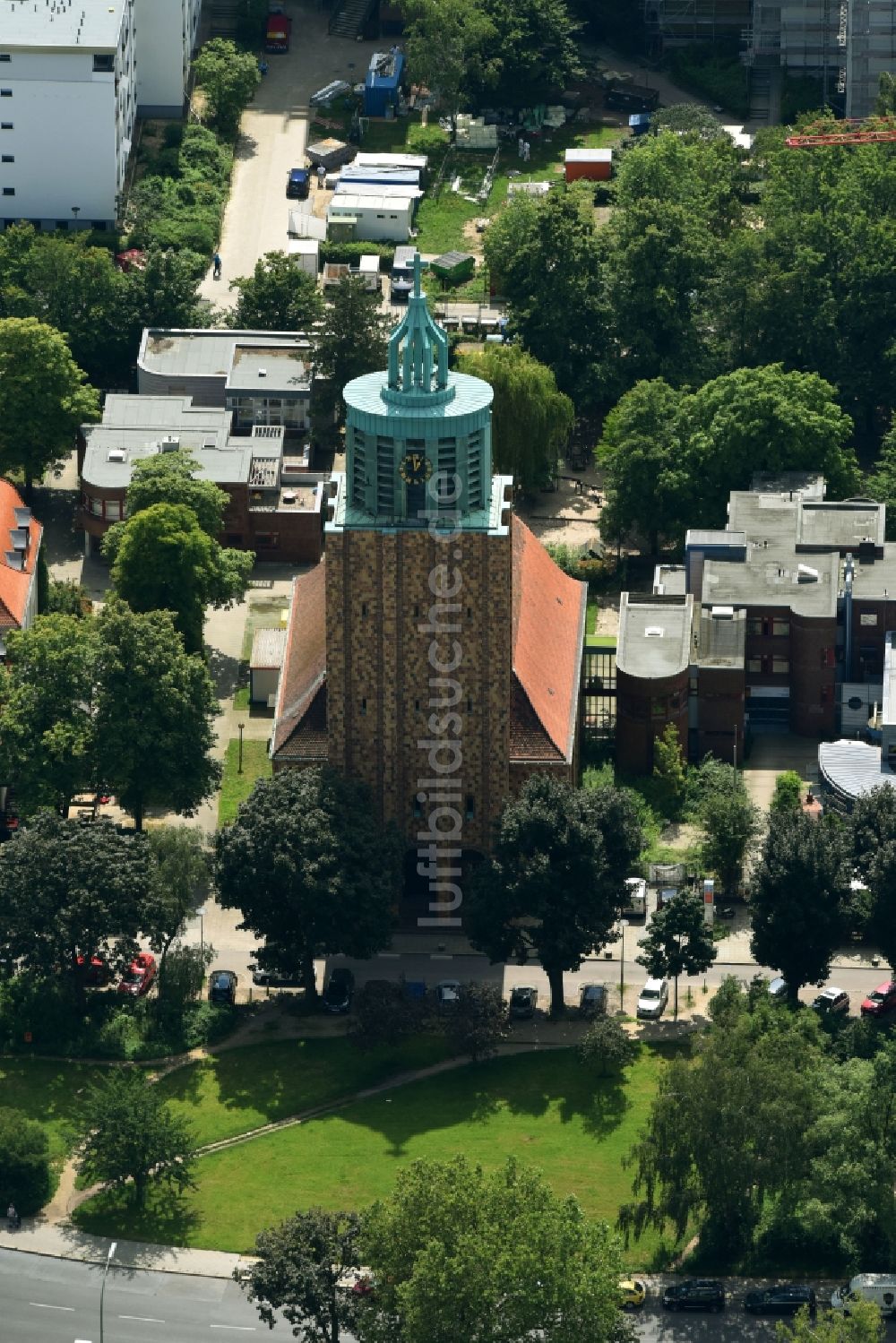 Berlin von oben - Kirchengebäude der Martin-Luther-Gedächtnis-Kirche der Evangelischen Kirchengemeinde im Ortsteil Mariendorf in Berlin, Deutschland