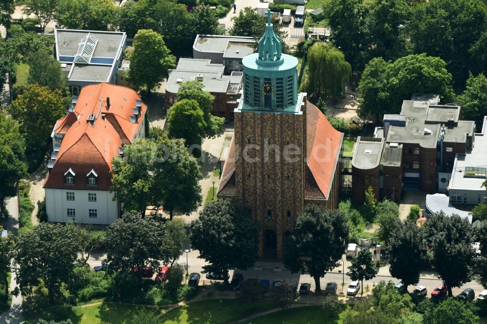 Berlin aus der Vogelperspektive: Kirchengebäude der Martin-Luther-Gedächtnis-Kirche der Evangelischen Kirchengemeinde im Ortsteil Mariendorf in Berlin, Deutschland