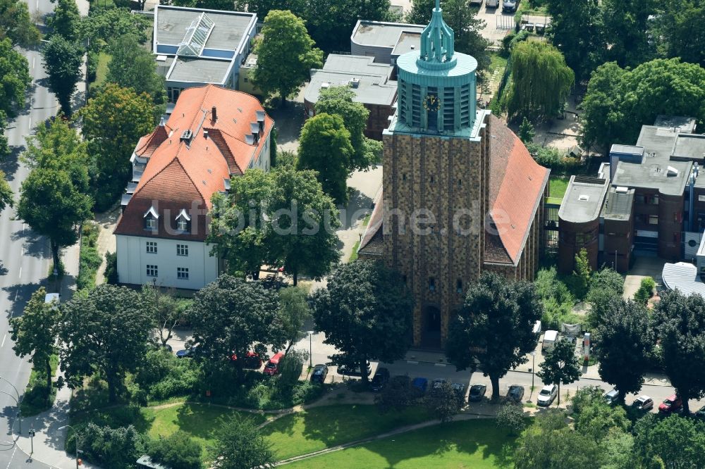 Luftbild Berlin - Kirchengebäude der Martin-Luther-Gedächtnis-Kirche der Evangelischen Kirchengemeinde im Ortsteil Mariendorf in Berlin, Deutschland