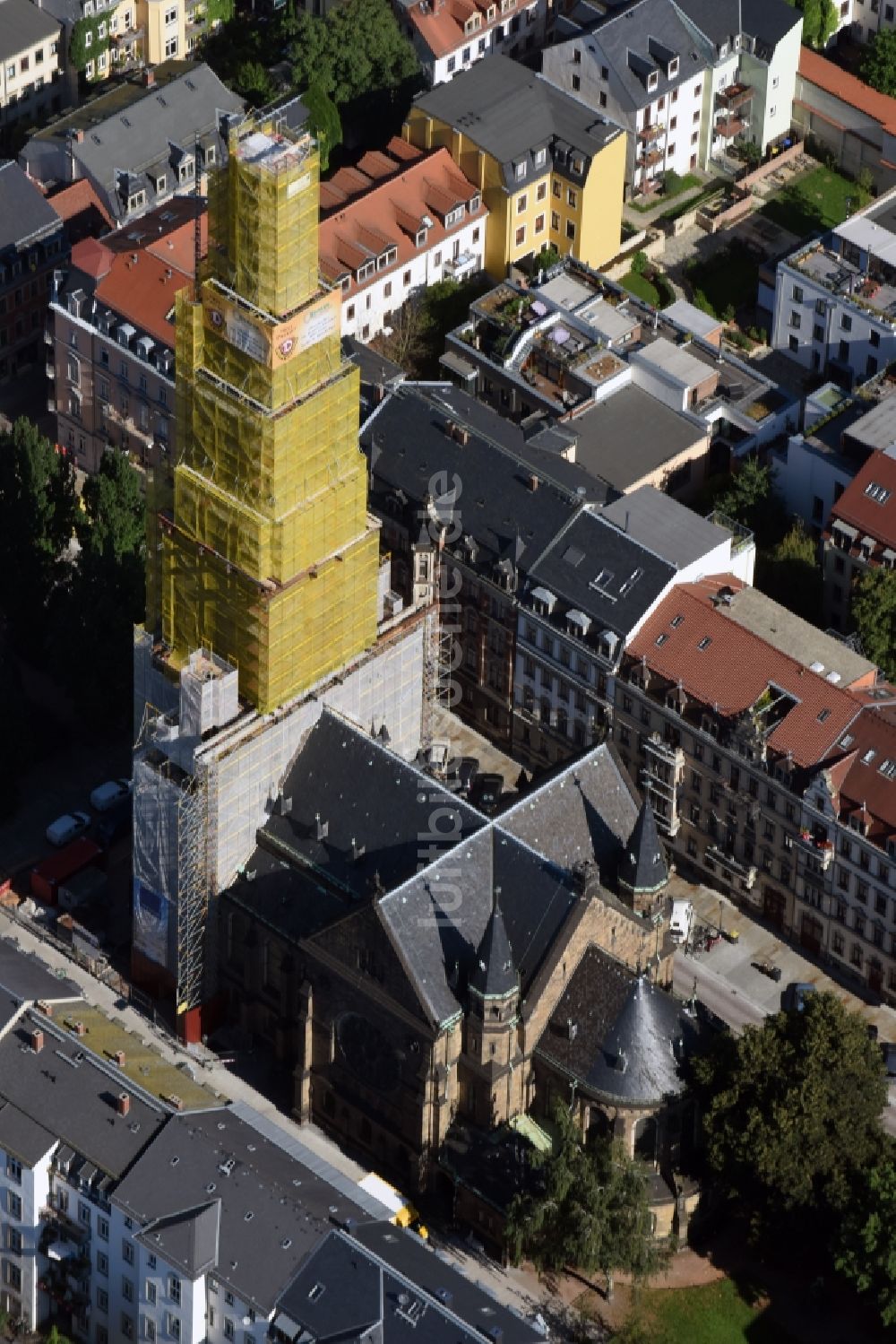 Dresden aus der Vogelperspektive: Kirchengebäude der Martin-Luther-Kirche in Dresden im Bundesland Sachsen