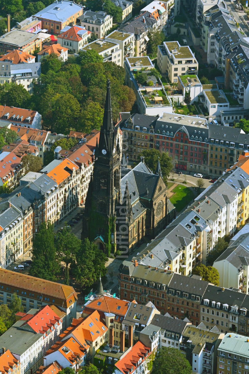 Dresden von oben - Kirchengebäude der Martin-Luther-Kirche in Dresden im Bundesland Sachsen