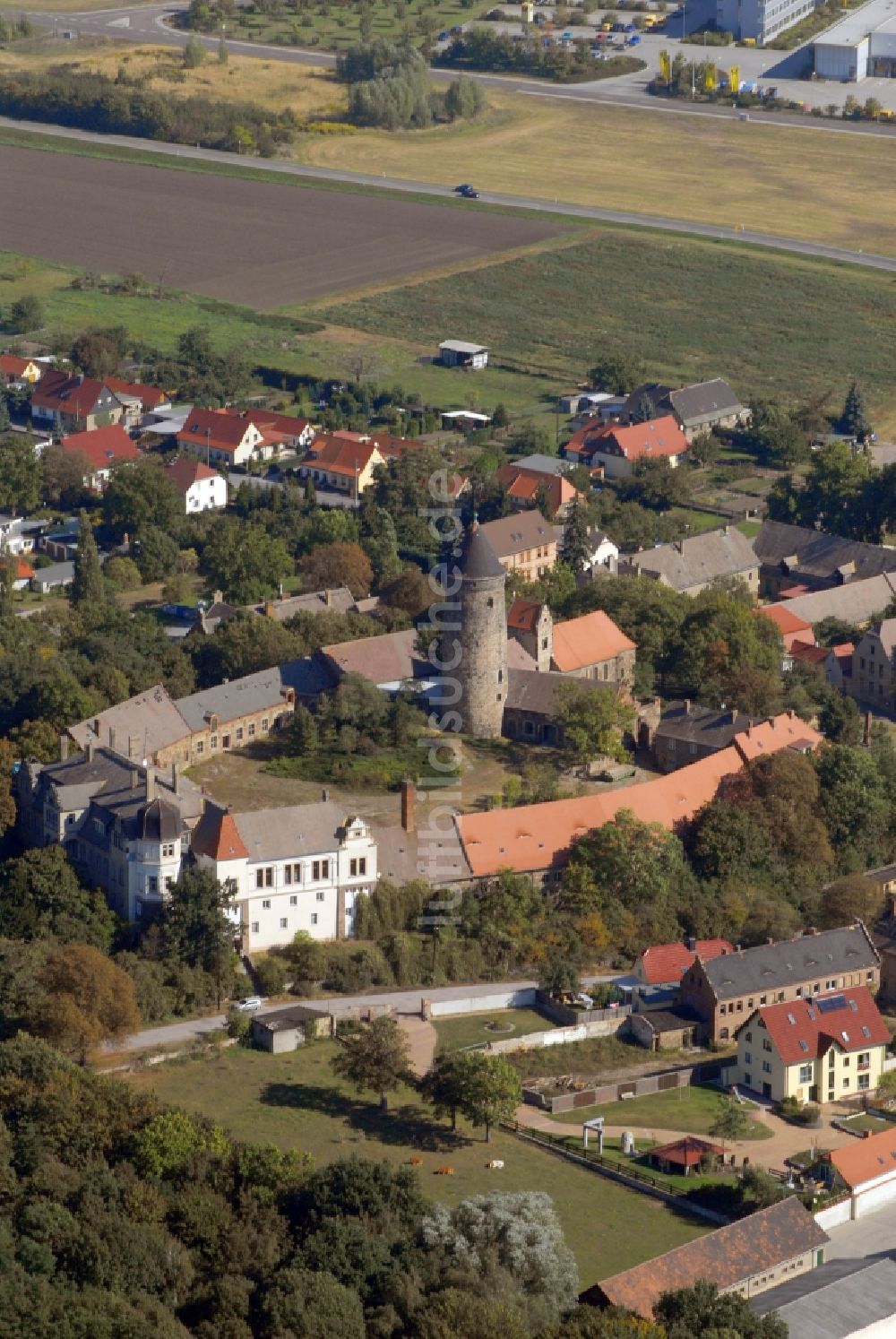 Hohenthurm aus der Vogelperspektive: Kirchengebäude Martin-Luther-Kirche in Hohenthurm im Bundesland Sachsen-Anhalt, Deutschland