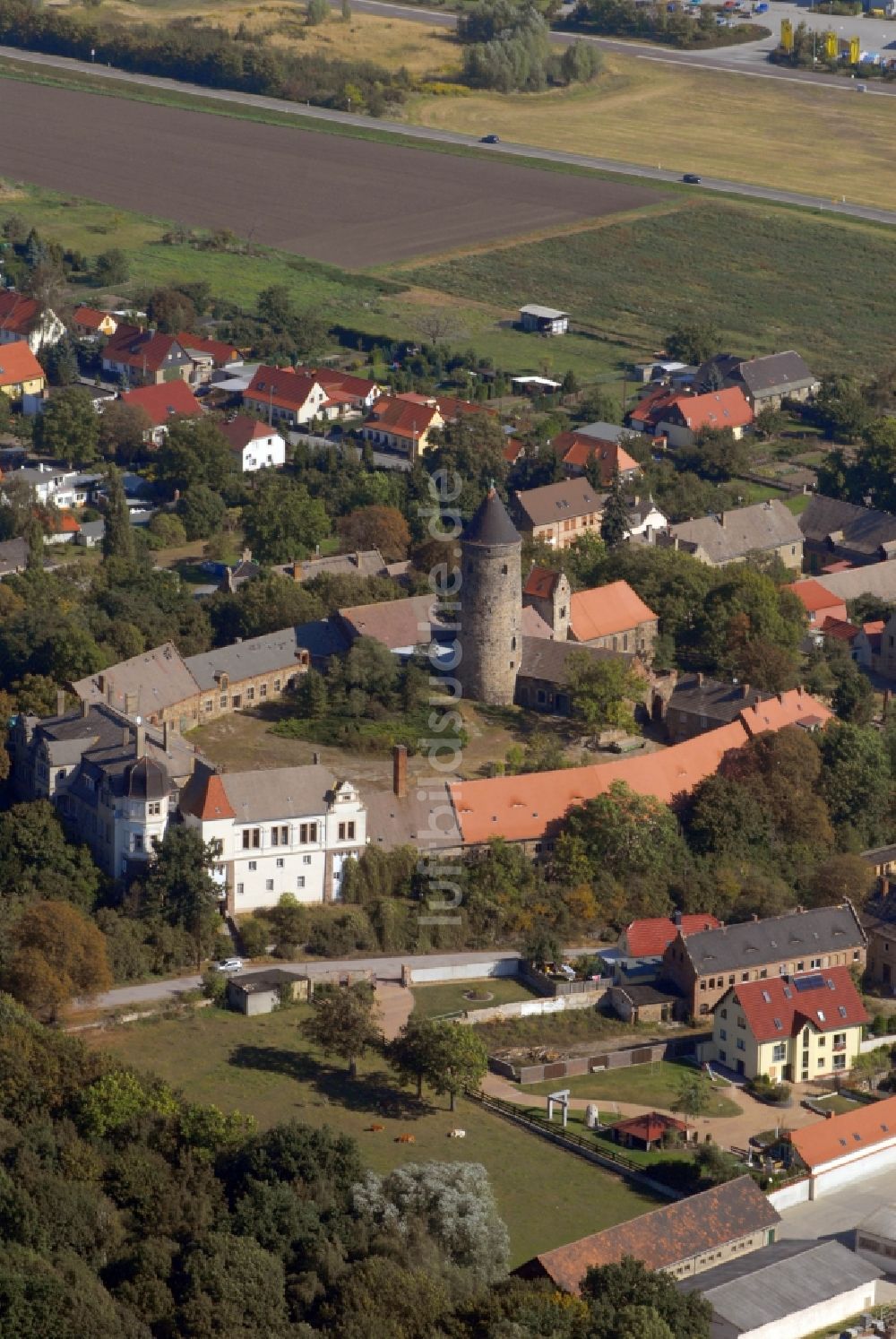 Luftbild Hohenthurm - Kirchengebäude Martin-Luther-Kirche in Hohenthurm im Bundesland Sachsen-Anhalt, Deutschland