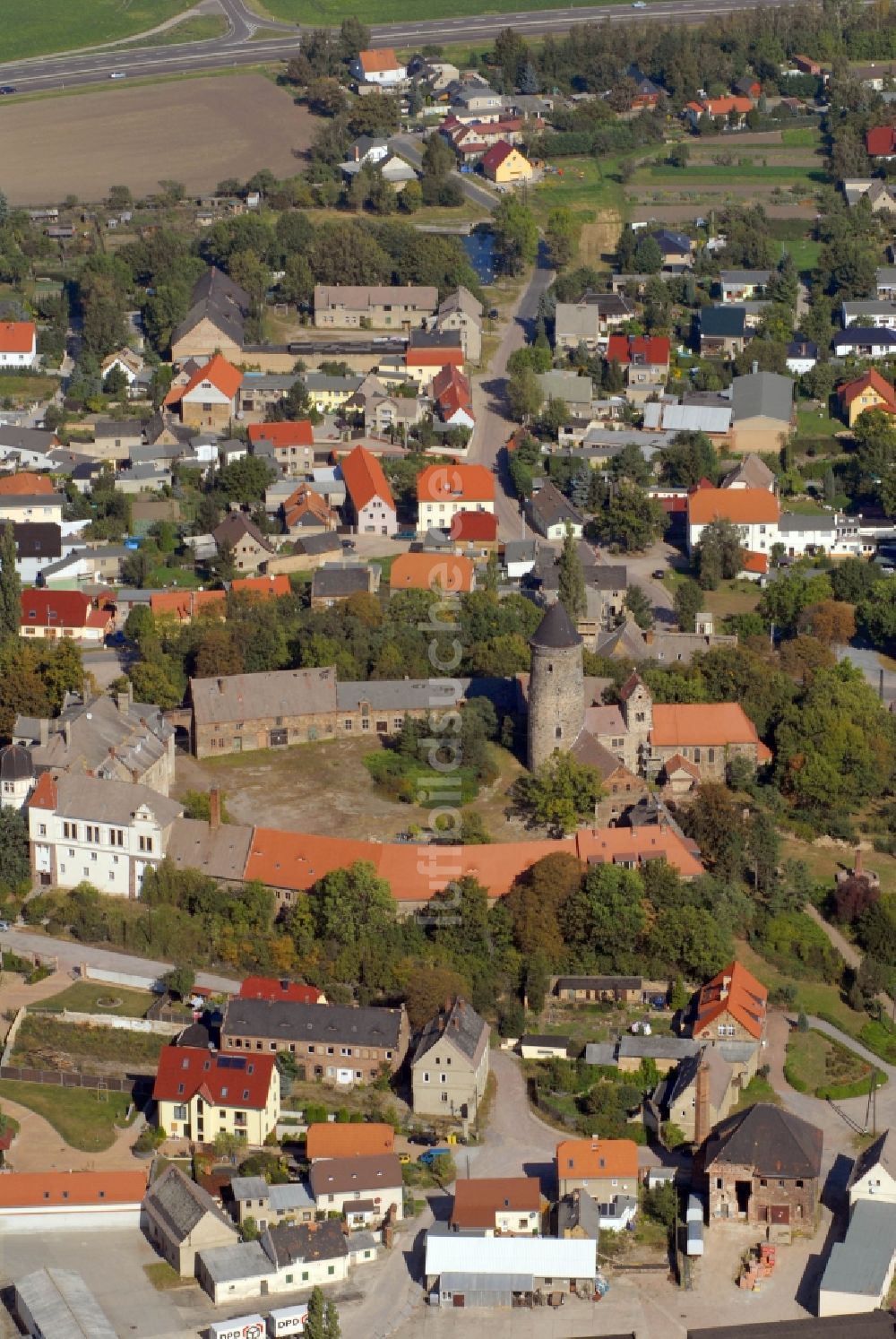 Hohenthurm von oben - Kirchengebäude Martin-Luther-Kirche in Hohenthurm im Bundesland Sachsen-Anhalt, Deutschland