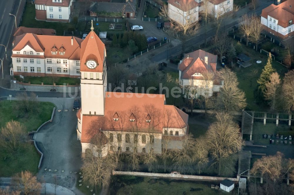 Luftbild Senftenberg - Kirchengebäude der Martin-Luther-Kirche in Senftenberg im Bundesland Brandenburg. Die Kirche gehört zur Martin-Luther-Kirchengemeinde Brieske