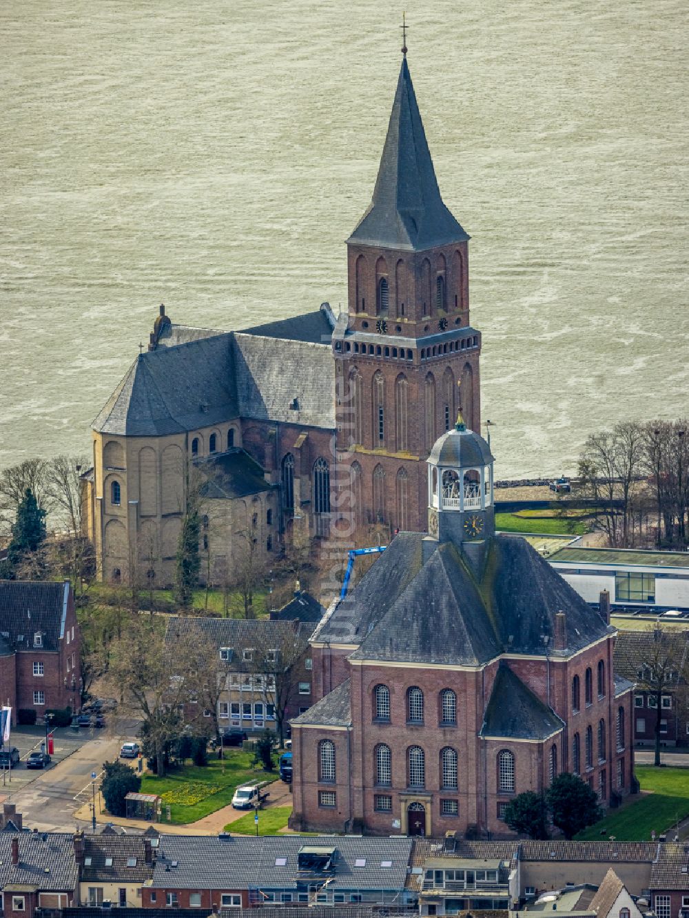 Emmerich am Rhein aus der Vogelperspektive: Kirchengebäude St. Martini in Emmerich am Rhein im Bundesland Nordrhein-Westfalen, Deutschland