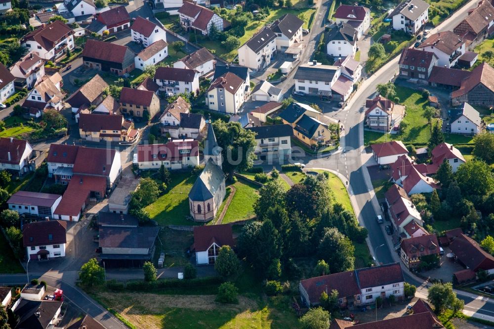 Luftbild Udenhain - Kirchengebäude der Martins Kirche in der Dorfmitte in Udenhain im Bundesland Hessen, Deutschland