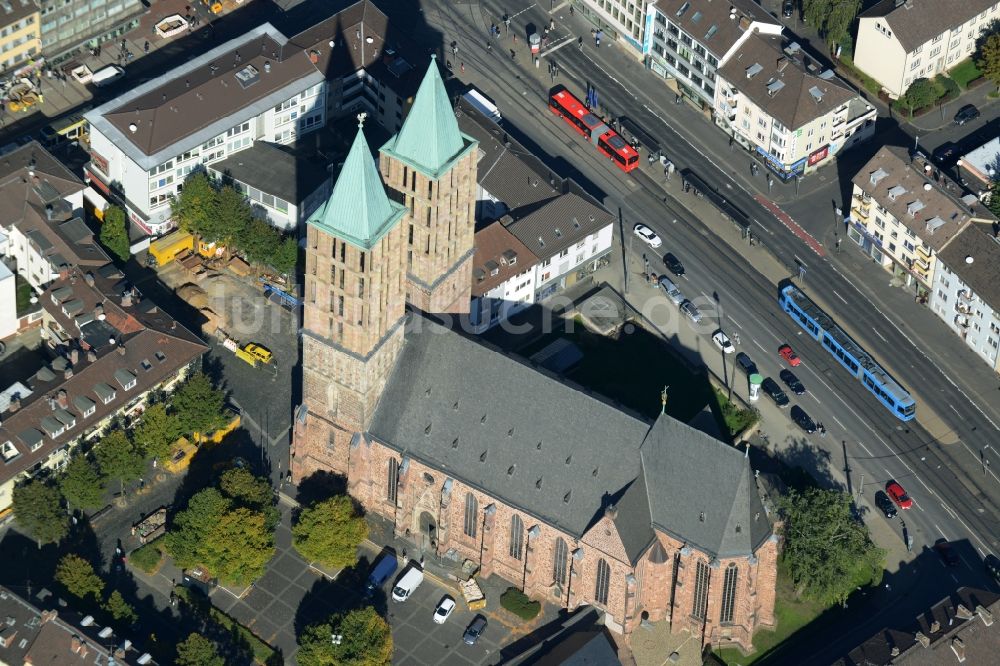 Kassel von oben - Kirchengebäude der Martinskirche am Martinsplatz in Kassel im Bundesland Hessen