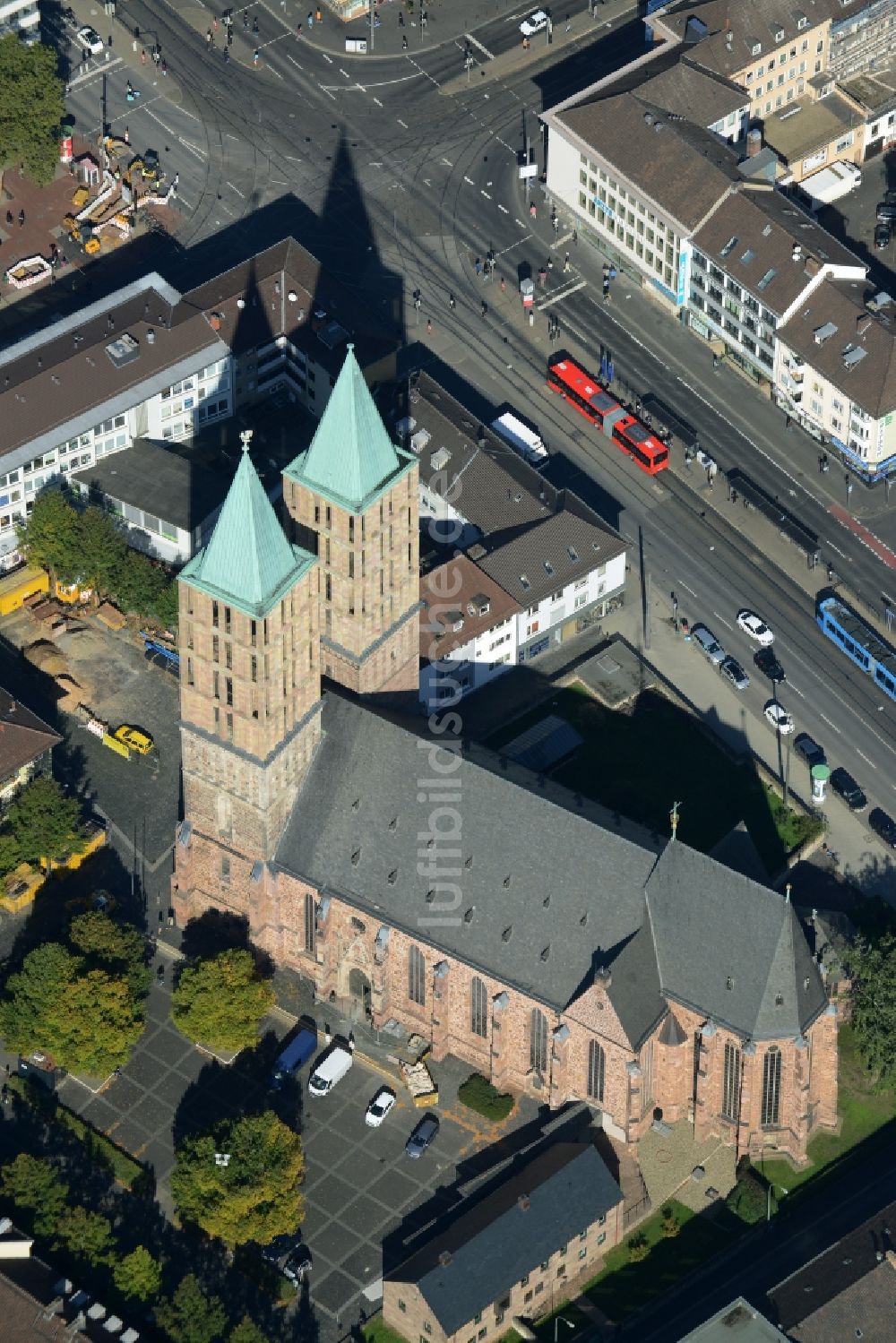 Kassel aus der Vogelperspektive: Kirchengebäude der Martinskirche am Martinsplatz in Kassel im Bundesland Hessen