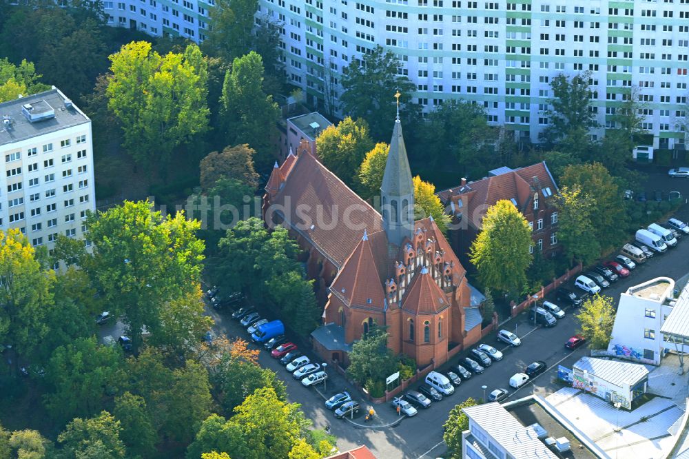 Berlin von oben - Kirchengebäude St. Mauritius in Berlin, Deutschland