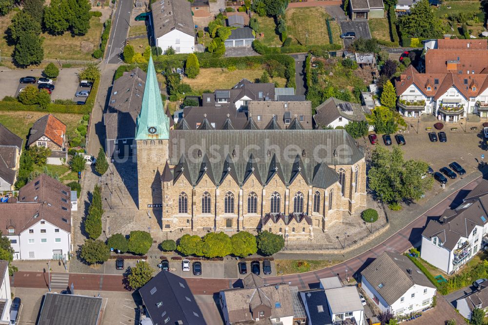 Hattingen aus der Vogelperspektive: Kirchengebäude der St. Mauritius Kirche in Hattingen im Bundesland Nordrhein-Westfalen, Deutschland