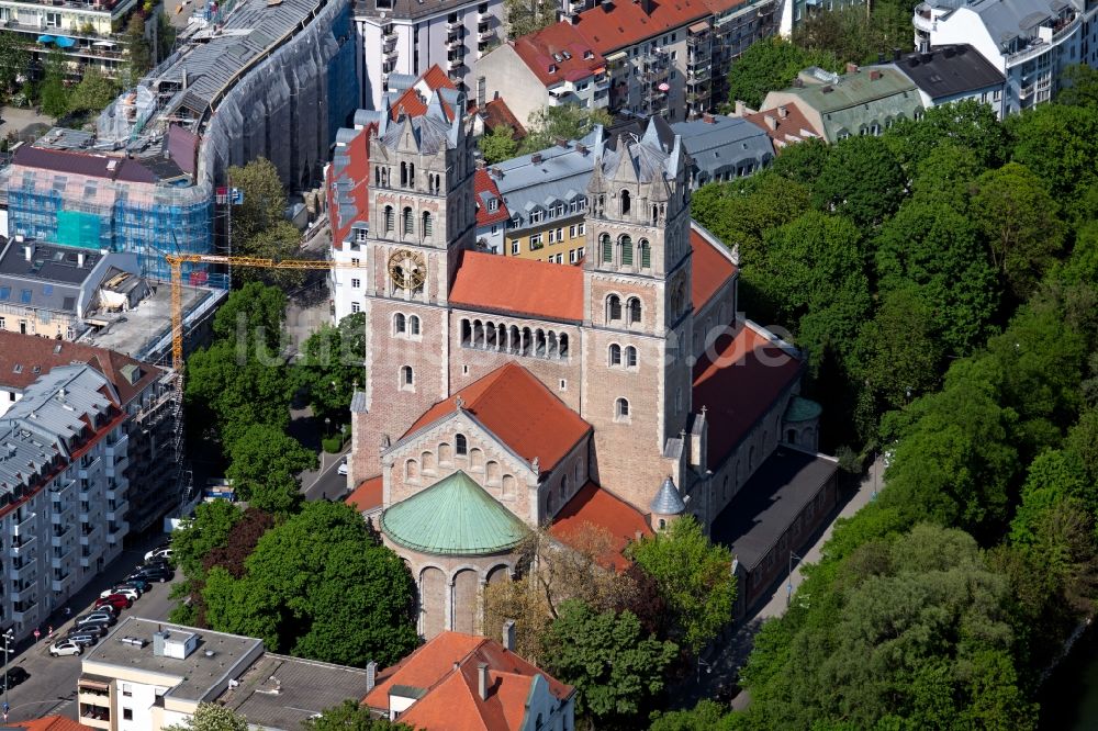 München aus der Vogelperspektive: Kirchengebäude St. Maximilian im Stadtteil Ludwigsvorstadt-Isarvorstadt in München im Bundesland Bayern, Deutschland