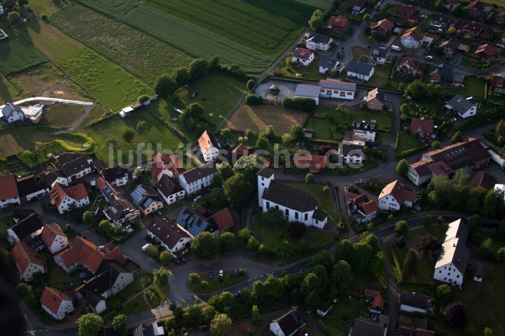 Brakel aus der Vogelperspektive: Kirchengebäude der St. Meinolf-Kirche in der Dorfmitte im Ortsteil Bellersen in Brakel im Bundesland Nordrhein-Westfalen