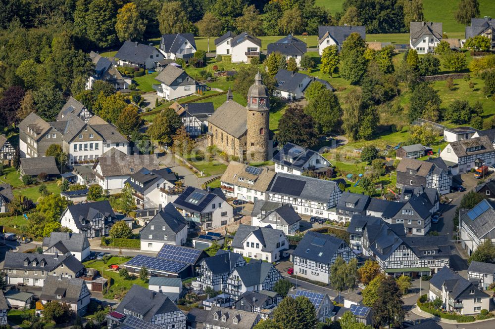 Schmallenberg aus der Vogelperspektive: Kirchengebäude St. Michael in Holthausen in der Dorfmitte in Schmallenberg im Bundesland Nordrhein-Westfalen, Deutschland