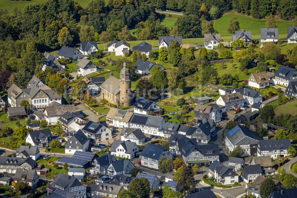 Luftbild Schmallenberg - Kirchengebäude St. Michael in Holthausen in der Dorfmitte in Schmallenberg im Bundesland Nordrhein-Westfalen, Deutschland