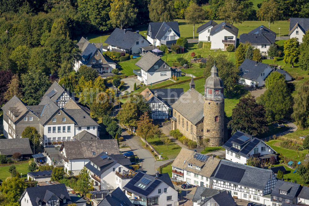 Luftaufnahme Schmallenberg - Kirchengebäude St. Michael in Holthausen in der Dorfmitte in Schmallenberg im Bundesland Nordrhein-Westfalen, Deutschland