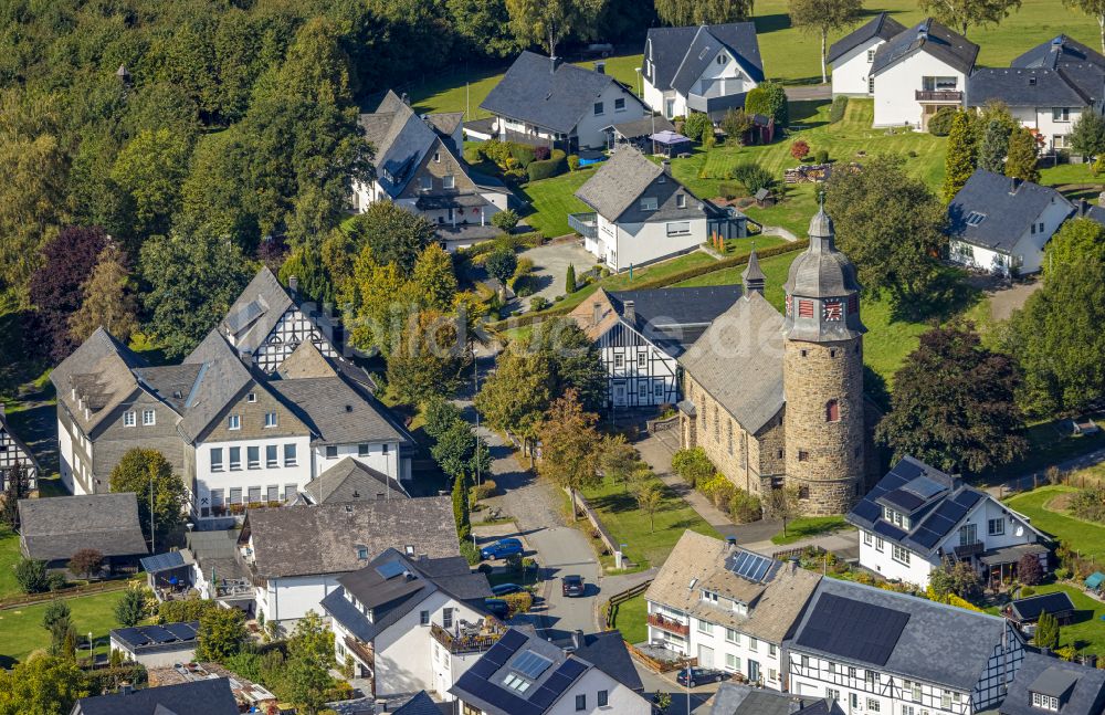 Luftbild Schmallenberg - Kirchengebäude St. Michael in Holthausen in der Dorfmitte in Schmallenberg im Bundesland Nordrhein-Westfalen, Deutschland