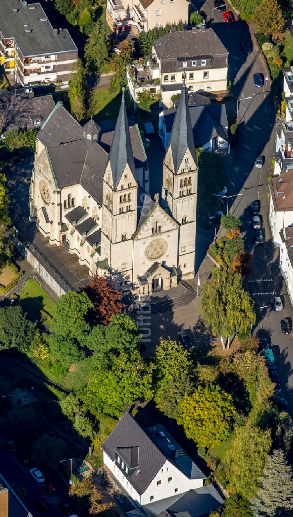 Siegen von oben - Kirchengebäude der St. Michael in Siegen im Bundesland Nordrhein-Westfalen