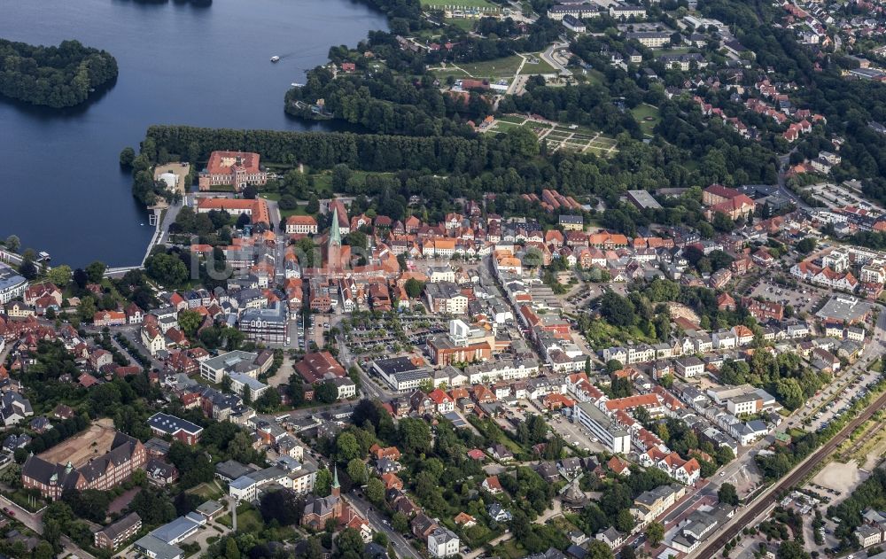 Eutin von oben - Kirchengebäude St. Michaelis im Altstadt- Zentrum in Eutin im Bundesland Schleswig-Holstein