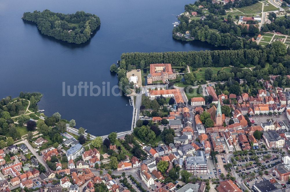 Eutin aus der Vogelperspektive: Kirchengebäude St. Michaelis im Altstadt- Zentrum in Eutin im Bundesland Schleswig-Holstein