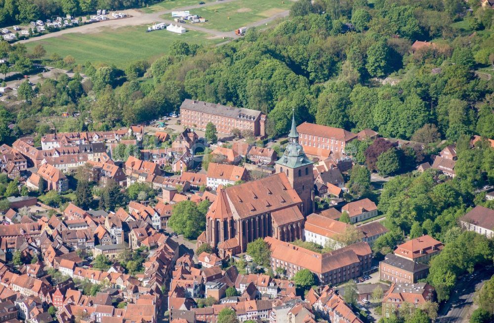 Lüneburg von oben - Kirchengebäude der St. Michaeliskirche in Lüneburg im Bundesland Niedersachsen, Deutschland