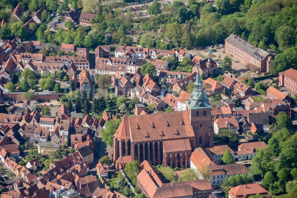 Lüneburg aus der Vogelperspektive: Kirchengebäude der St. Michaeliskirche in Lüneburg im Bundesland Niedersachsen, Deutschland