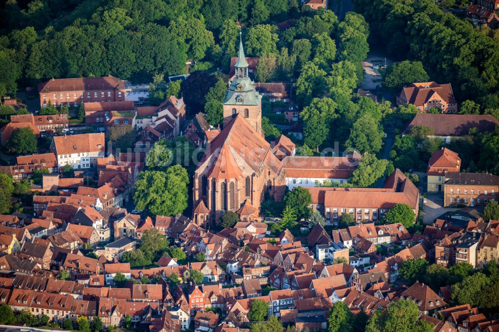 Lüneburg aus der Vogelperspektive: Kirchengebäude der St. Michaeliskirche in Lüneburg im Bundesland Niedersachsen, Deutschland