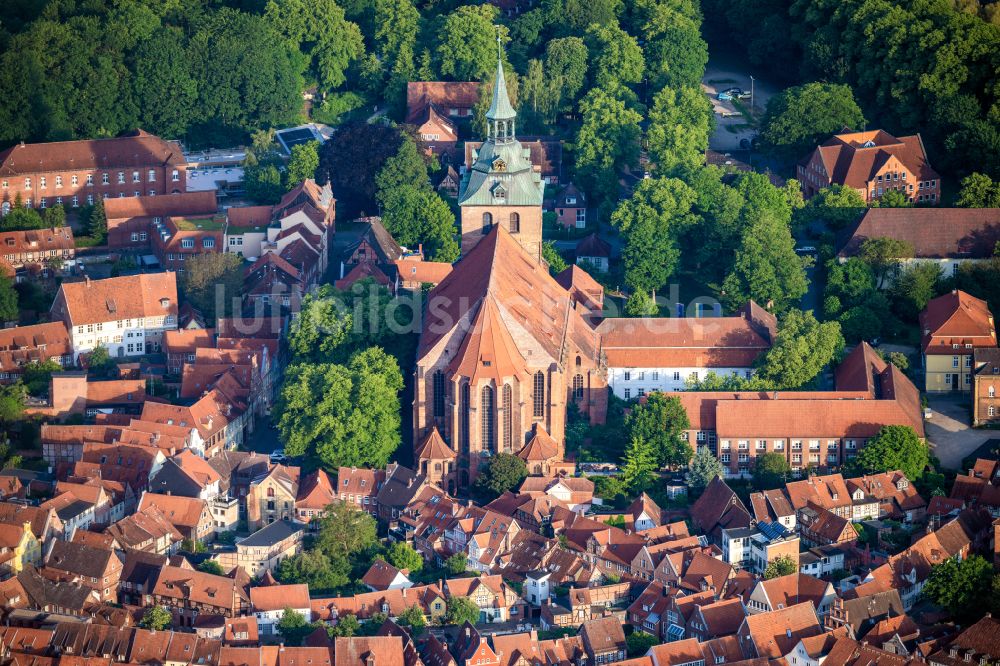 Luftbild Lüneburg - Kirchengebäude der St. Michaeliskirche in Lüneburg im Bundesland Niedersachsen, Deutschland