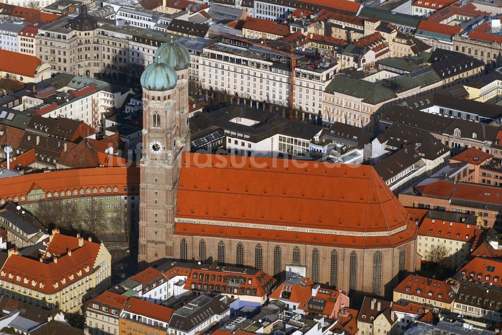 München von oben - Kirchengebäude der Münchener Frauenkirche im Altstadt- Zentrum in München im Bundesland Bayern