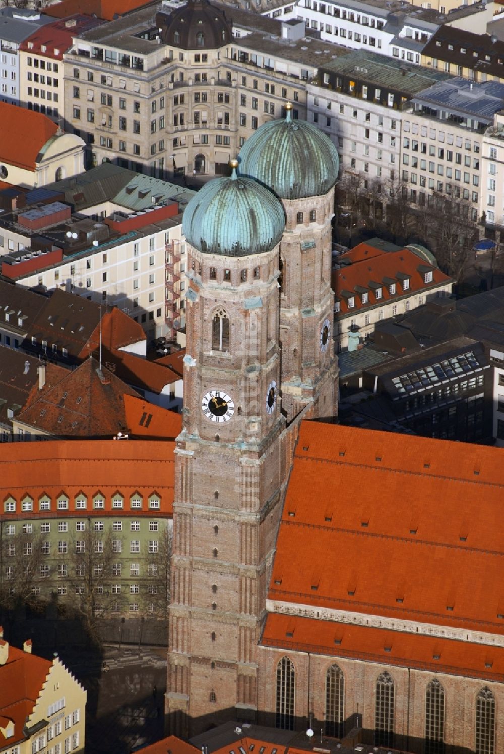 München aus der Vogelperspektive: Kirchengebäude der Münchener Frauenkirche im Altstadt- Zentrum in München im Bundesland Bayern