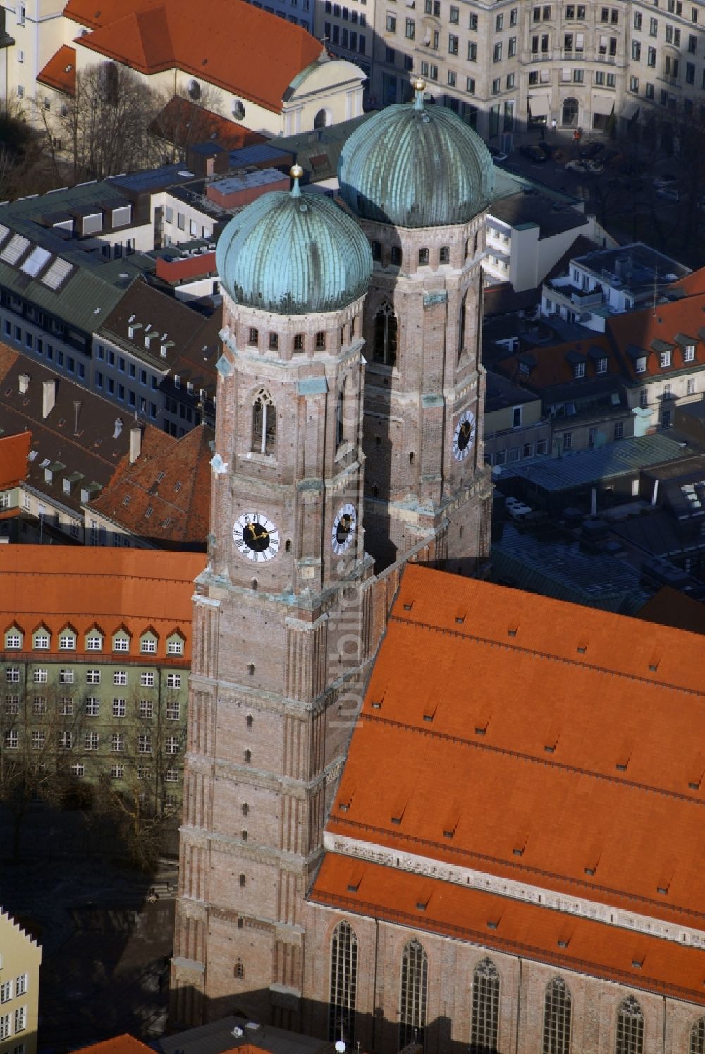 Luftbild München - Kirchengebäude der Münchener Frauenkirche im Altstadt- Zentrum in München im Bundesland Bayern