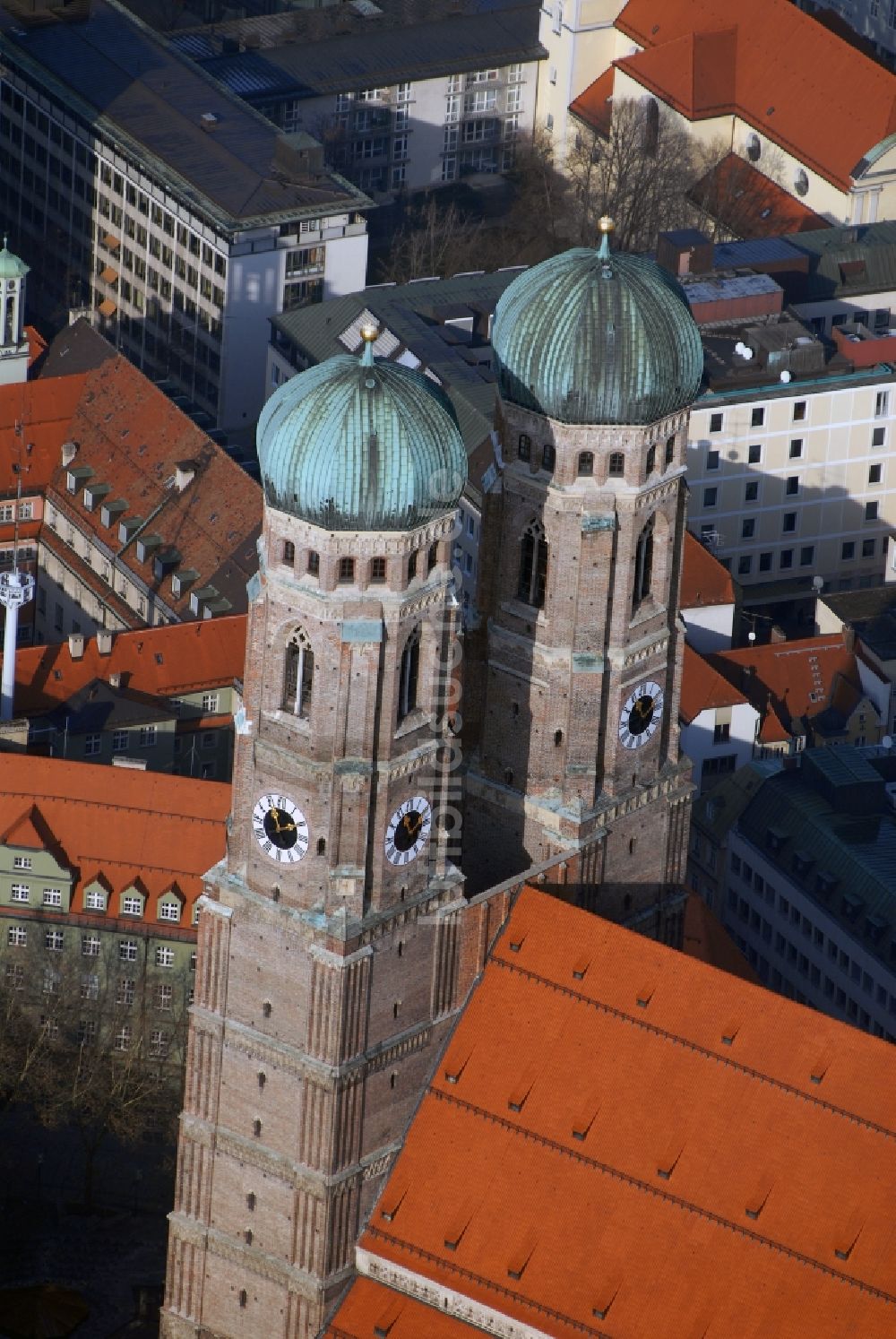 Luftaufnahme München - Kirchengebäude der Münchener Frauenkirche im Altstadt- Zentrum in München im Bundesland Bayern