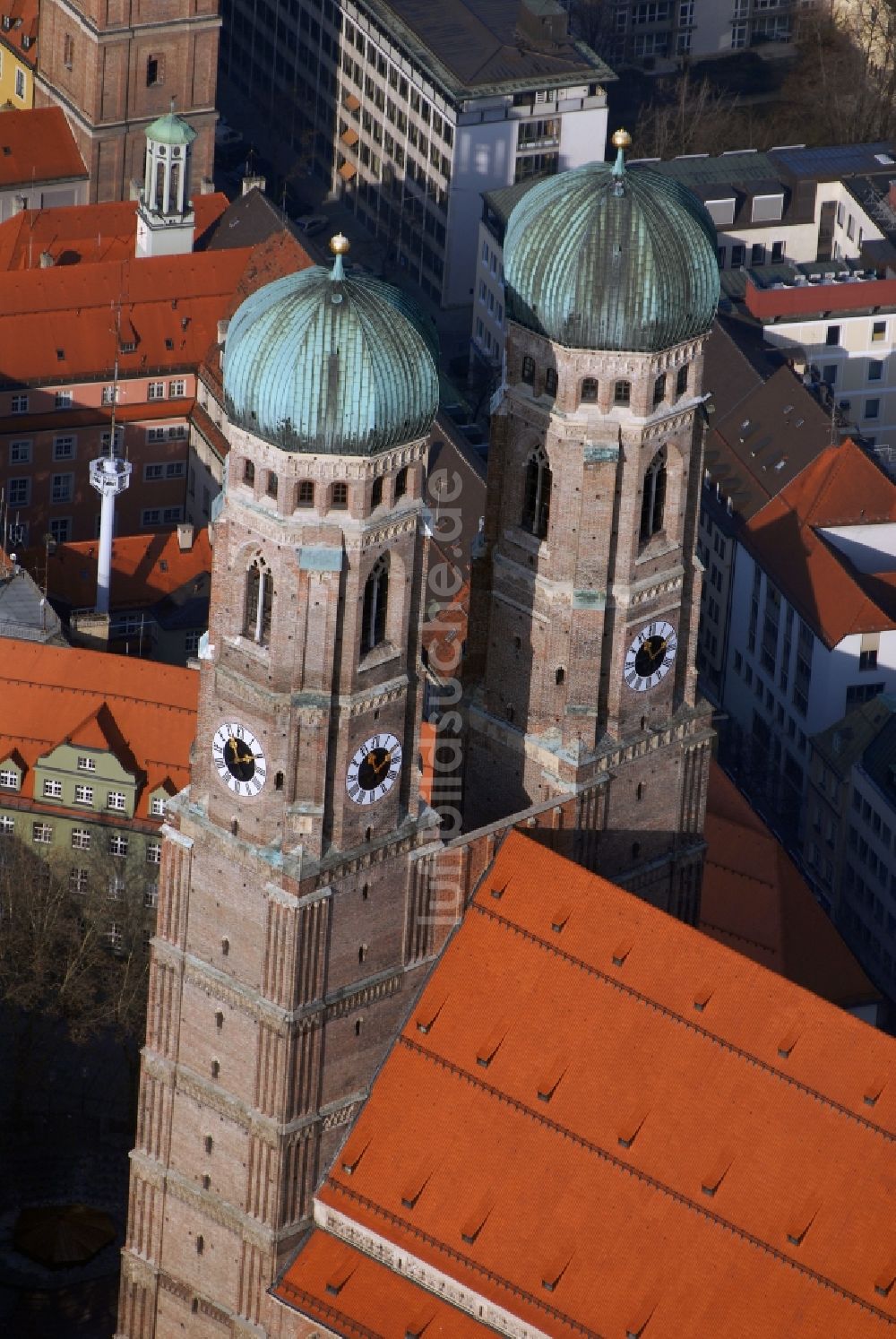 München von oben - Kirchengebäude der Münchener Frauenkirche im Altstadt- Zentrum in München im Bundesland Bayern