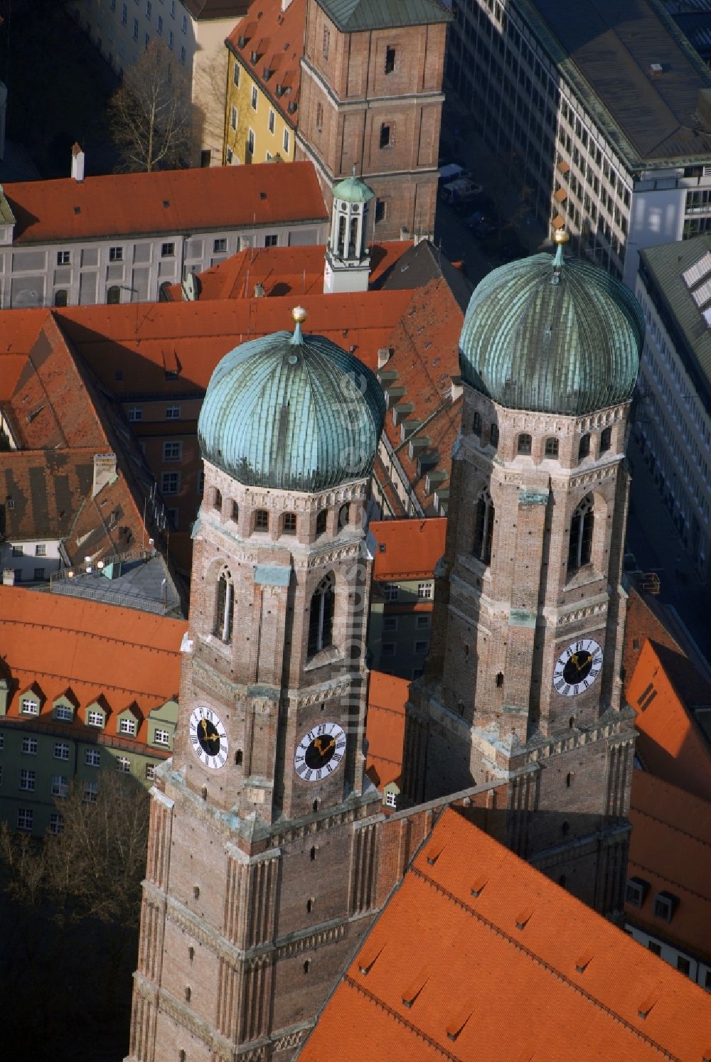 München aus der Vogelperspektive: Kirchengebäude der Münchener Frauenkirche im Altstadt- Zentrum in München im Bundesland Bayern