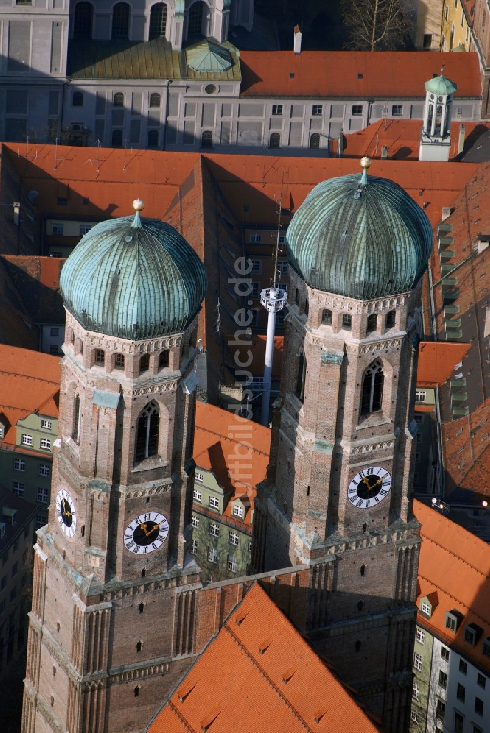 Luftbild München - Kirchengebäude der Münchener Frauenkirche im Altstadt- Zentrum in München im Bundesland Bayern