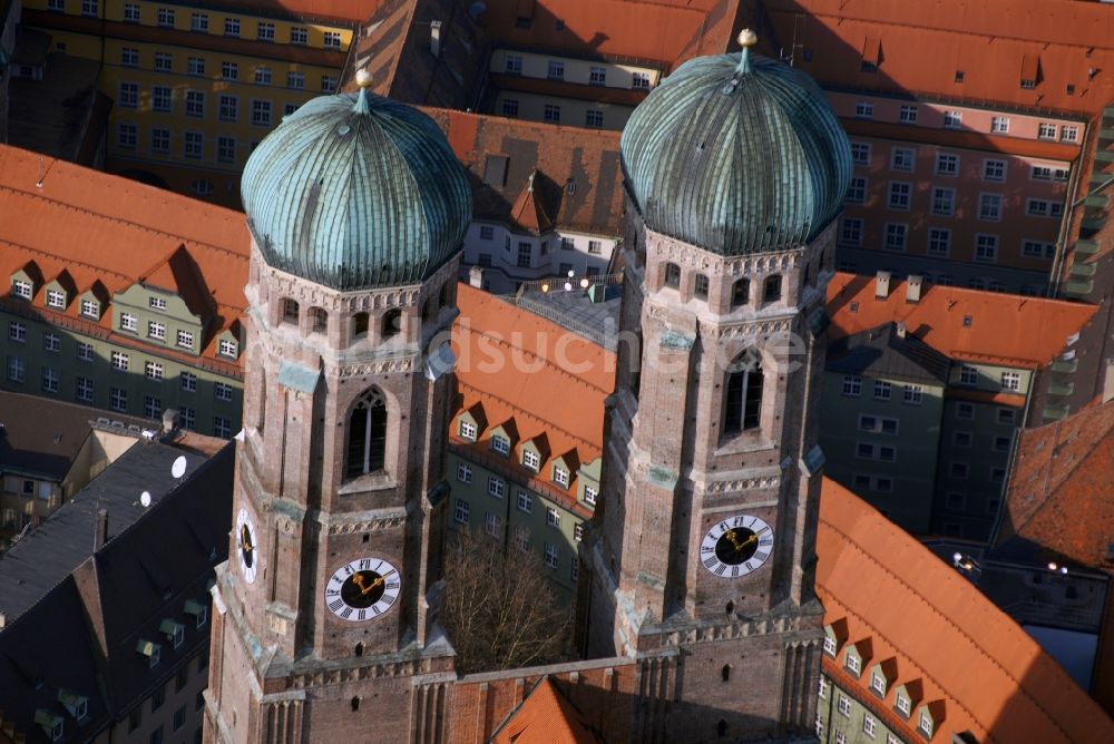 Luftaufnahme München - Kirchengebäude der Münchener Frauenkirche im Altstadt- Zentrum in München im Bundesland Bayern