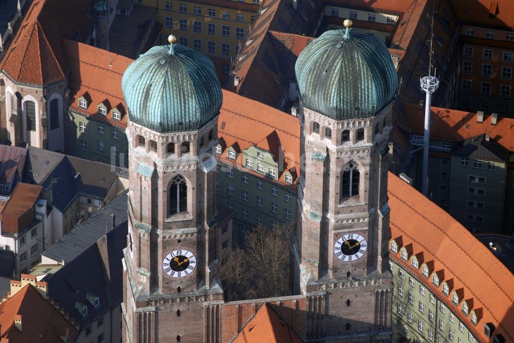 München von oben - Kirchengebäude der Münchener Frauenkirche im Altstadt- Zentrum in München im Bundesland Bayern