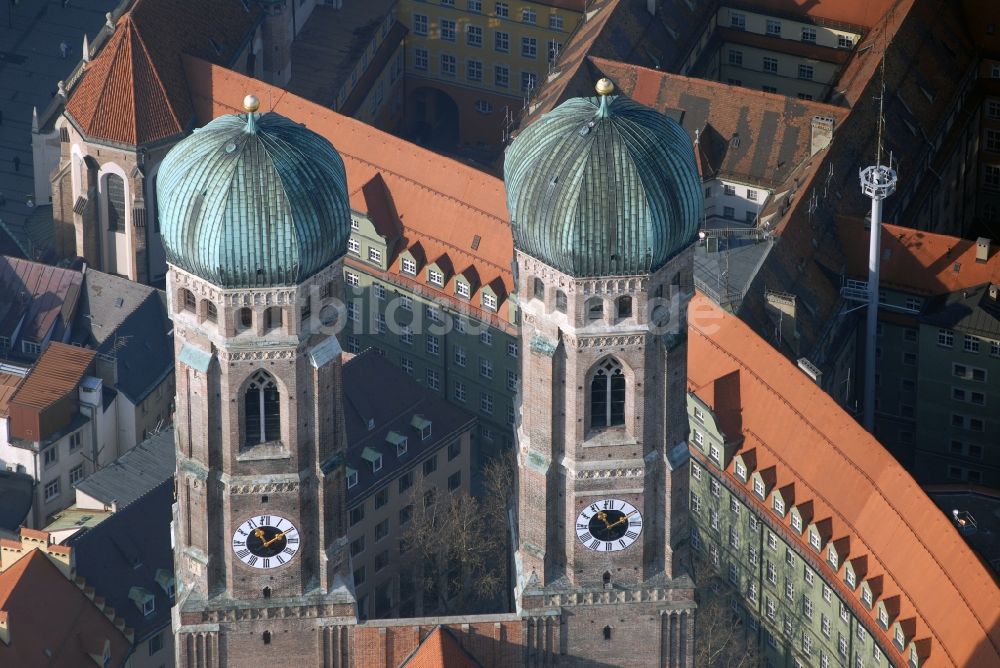 München aus der Vogelperspektive: Kirchengebäude der Münchener Frauenkirche im Altstadt- Zentrum in München im Bundesland Bayern