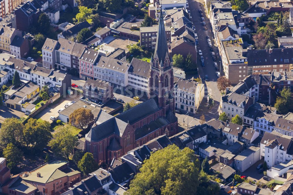 Mönchengladbach von oben - Kirchengebäude in Mönchengladbach im Bundesland Nordrhein-Westfalen, Deutschland