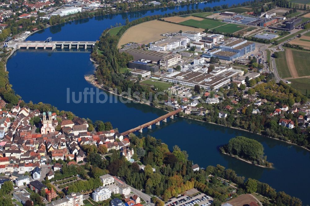 Bad Säckingen aus der Vogelperspektive: Kirchengebäude Münster St. Fridolin im Altstadt- Zentrum in Bad Säckingen am Rhein im Bundesland Baden-Württemberg